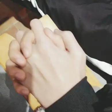 情侣牵手图片头像高清恩爱的情侣手牵手只露手照片头像