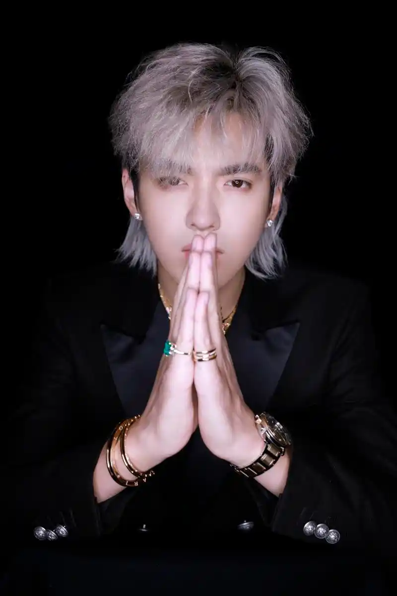 吴亦凡仗义现身宝格丽2018秋冬配饰系列新品发布会,诠释经典风格,优雅