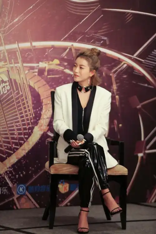 李嘉格受邀参加《江苏卫视跨年晚会》与gai同台演绎《没时间后悔》