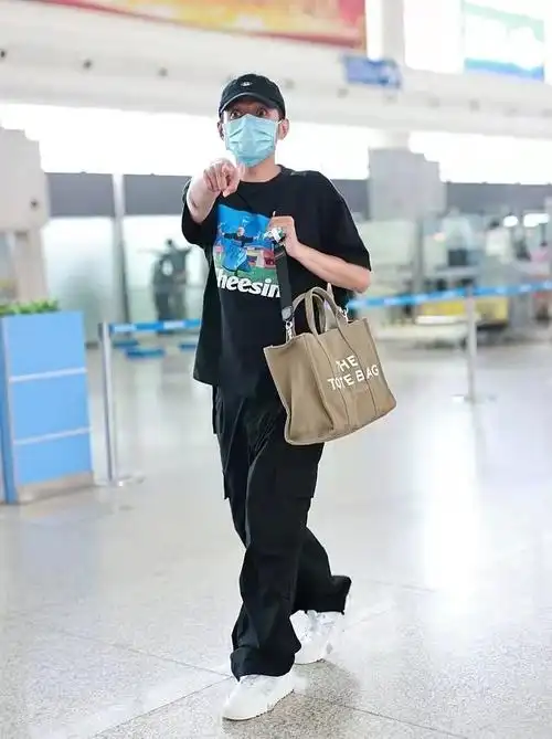 李维嘉发长文道歉代言风波后背千元包现身机场怒指镜头太吓人