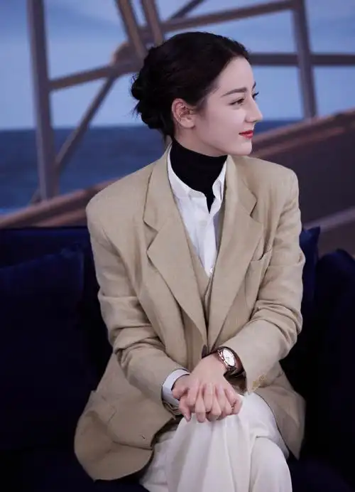迪丽热巴拍摄花絮图##迪丽热巴卡其色西装马甲造型