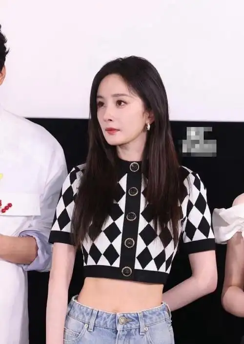 杨幂现身法国街头,白色背心大秀"小细腰",雷佳音黑拖鞋超抢镜