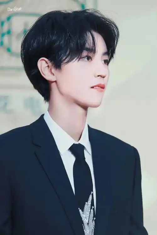 只为王俊凯#王俊凯超话  这世间所有的温柔都值得我们踮起脚尖