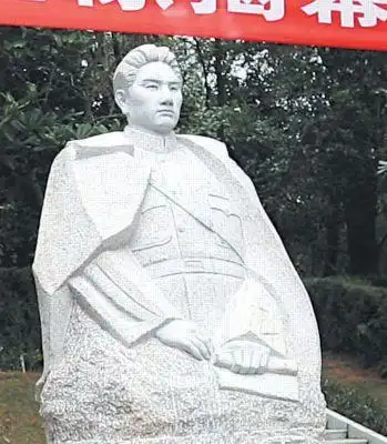 组图:他为毛主席的三个亲人杨开慧,毛岸英,毛岸青塑像