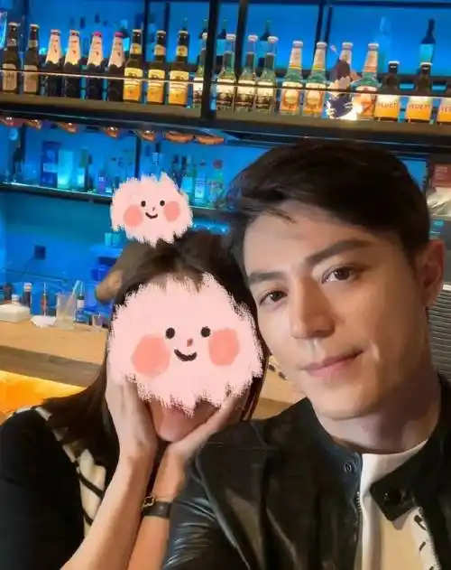 43岁霍建华收工后遇女粉丝,他主动合影宠粉,越是大明星越没架子_偶像