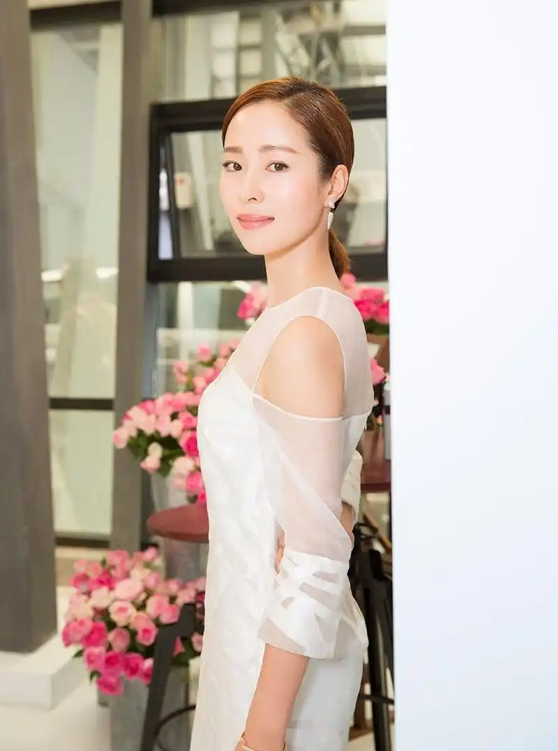 江一燕透明蕾丝裙写真