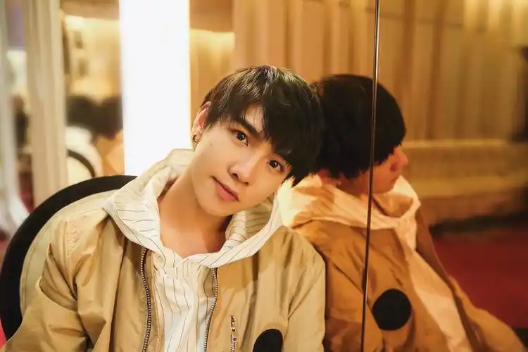 二次元少年郑繁星实力卖萌 展现经典繁式微笑杀