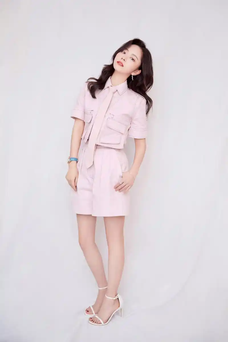 谭松韵和她白嫩的美脚丫