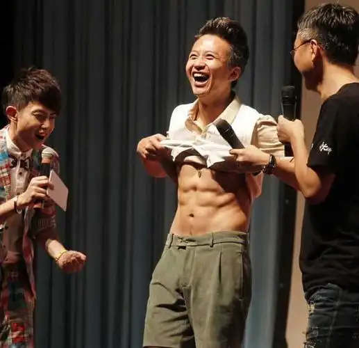 男星秀腹肌,看到陈奕迅和杜海涛想笑,最让人傻眼的是邓超