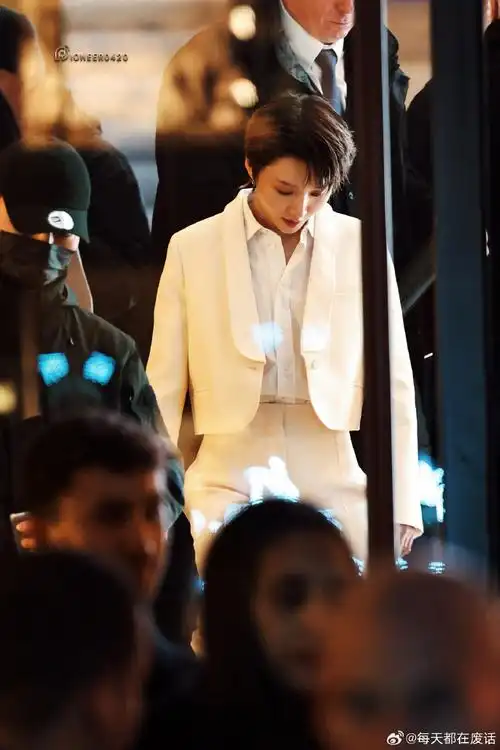 刘雨昕回国了#@刘雨昕刘姐结束巴黎时装周的行程回国啦在国外是云气