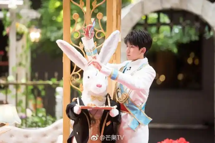 组图:王源穿王子装戴皇冠尽显贵族气质 低头思考展现完美侧颜杀_高清