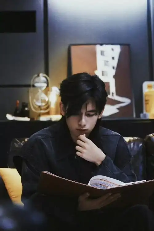 胡先煦金丝眼镜鲻鱼头造型##胡先煦是情场显眼包吧