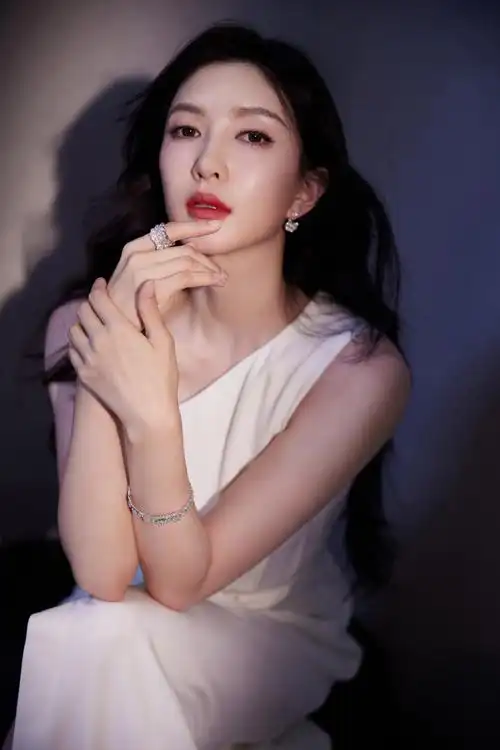 中国电影华表奖##江疏影出发图剧透##江疏影包里有两只锦鲤