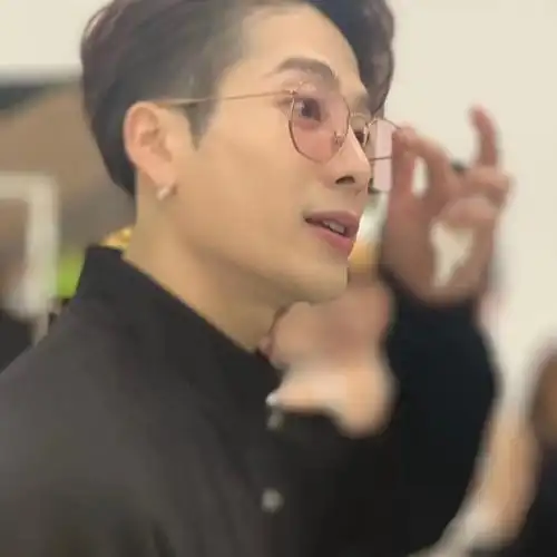 啧啧啧,王嘉尔这优越的后脑勺我再次沦陷了_王嘉尔_影视_明星娱乐资讯