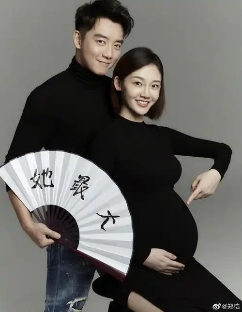 郑恺苗苗晒孩子百天照穿亲子装的幸福有人不懂