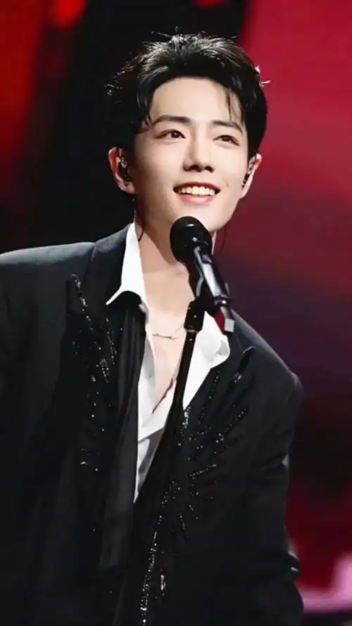 肖战 肖战唱完歌后,自己扛着话筒架就下台了.太可爱了.眼里有活