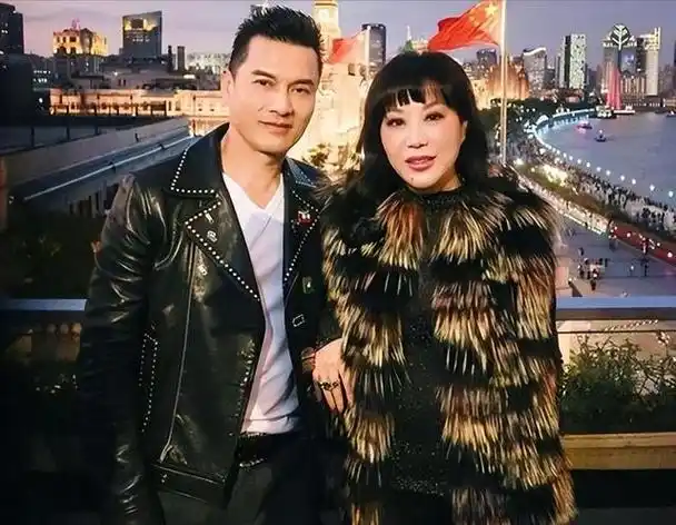 因为第二任妻子邝美云的缘故,吕良伟也一直在经营一个珠宝生意,起初
