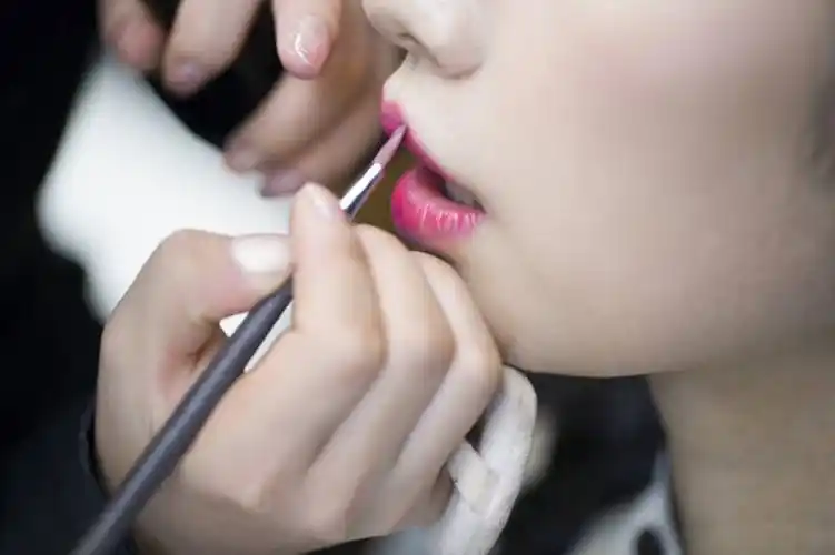 化妆师给女子化妆