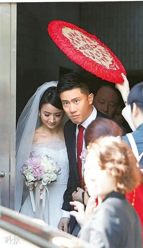 林依晨结婚婚礼场景曝光 结婚照露肩搂林于超沐浴爱河