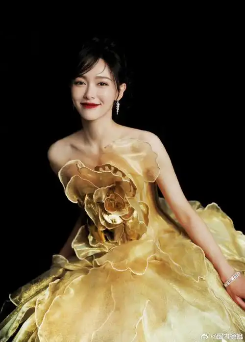 星光大赏直播#唐嫣郭培高定礼服96这波礼服裙好看,但感觉摄影师拖