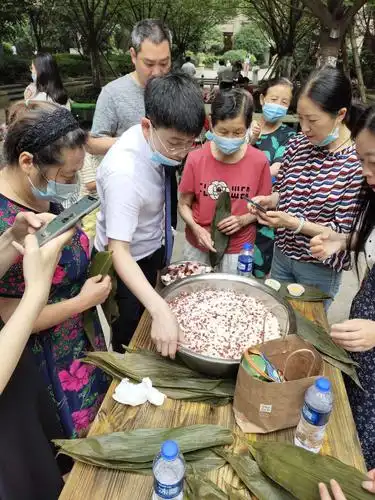 热闹的包粽子场面