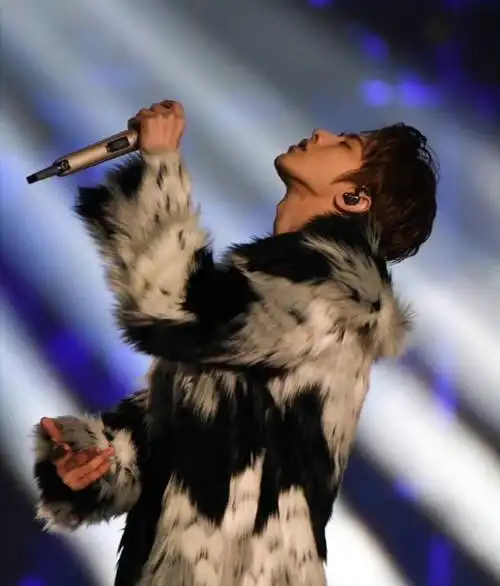 仰头喉结鲨,是你心中的完美视角嘛|喉结|视角|蔡徐坤_新浪新闻