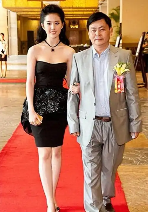 每当刘亦菲遇到难题,陈金飞都会第一时间出现,解决她的后顾之忧.