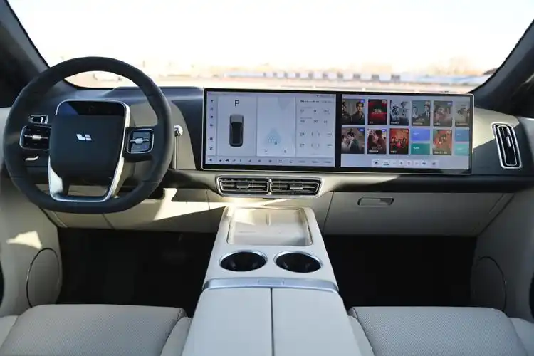 当然,如果你看到有红色或者白色涂装的理想l系列车型,那么它一定是l7