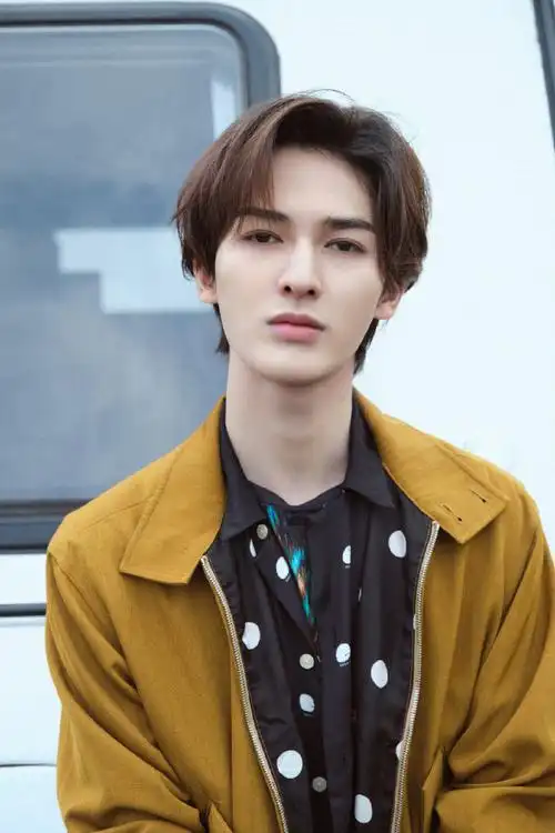 朱正廷秋意草地大片##朱正廷我们恋爱吧