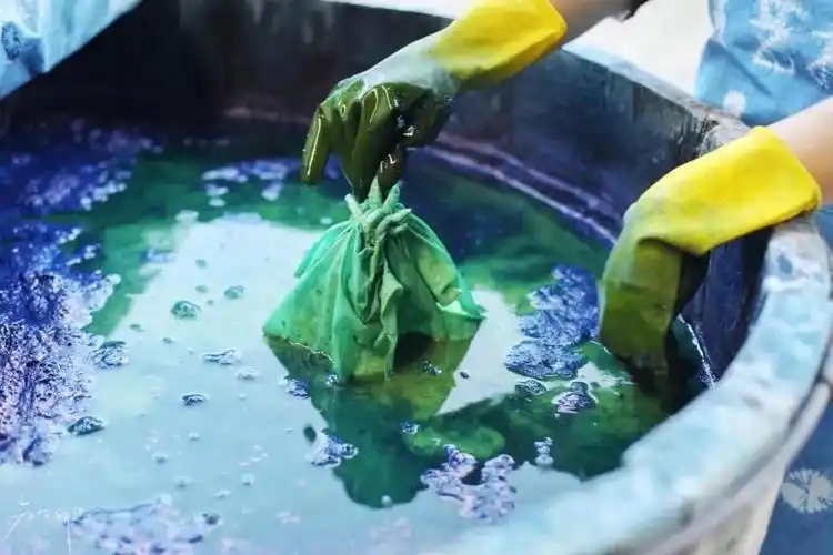 然后自己放进植物染缸浸泡,一开始是绿色的,然后接触空气开始氧化.