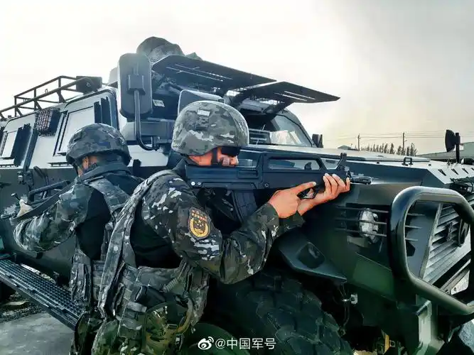 帅气!直击武警特战队员戈壁反恐演练|武警_新浪财经_新浪网