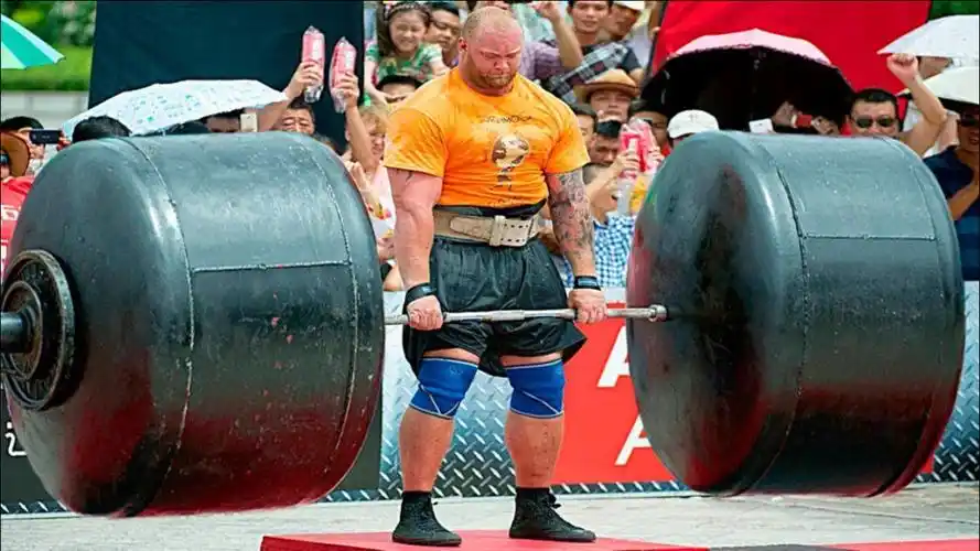 世界上最强壮的5个男人,冰岛壮汉扛着1200斤的木头行走