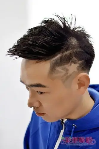 秋冬男生短发侧面刻痕波浪发型 男生头发侧面雕刻简单帅气造型