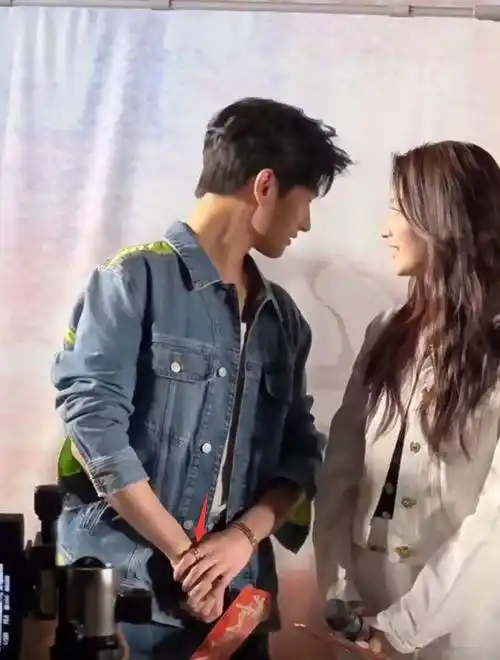 杨洋王楚然同框宣传新剧,男方食指戴戒指,疑暗示自己单身_恋情_网友