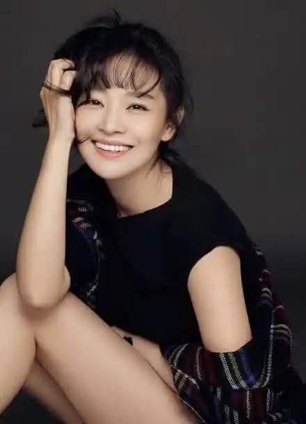 02王维维一组春日时尚大片曝光一袭黑色连衣裙搭配格子披肩