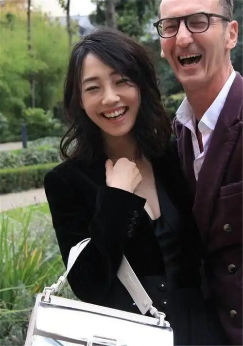 白百何终于露面了!与神秘男子关系亲密,可谁注意到她的另一只手