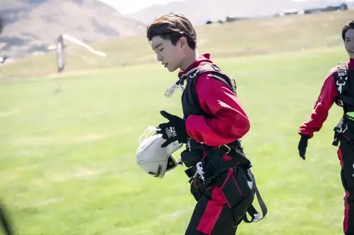 《青春的花路》本周收官范丞丞朱正廷跳伞 大年夜感动泪奔