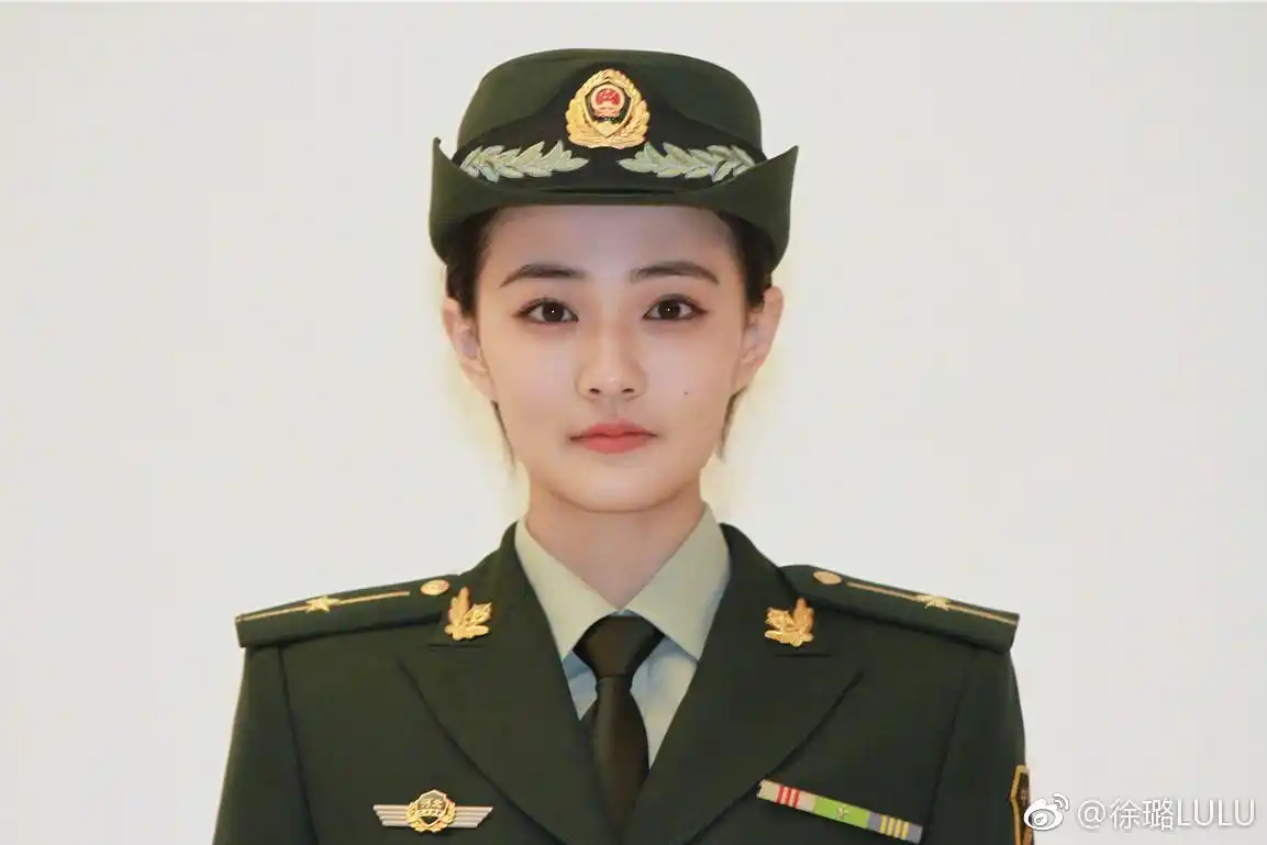 李依晓的军装照,并留言:八一 敬礼! 转载自百家号作者:娱乐影事