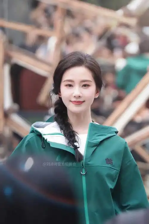 近日,备受关注的女演员刘诗诗参加了一场成都线下活动,令人惊喜的是