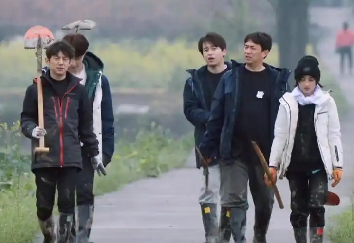 张艺兴张子枫穿白外套种树被质疑作秀,脚上的鞋子漏了