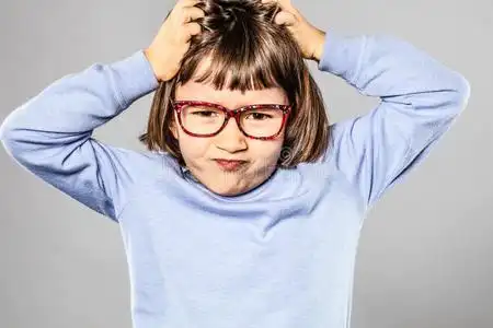 恼的孩子挠头小发脾气或瘙痒过敏照片