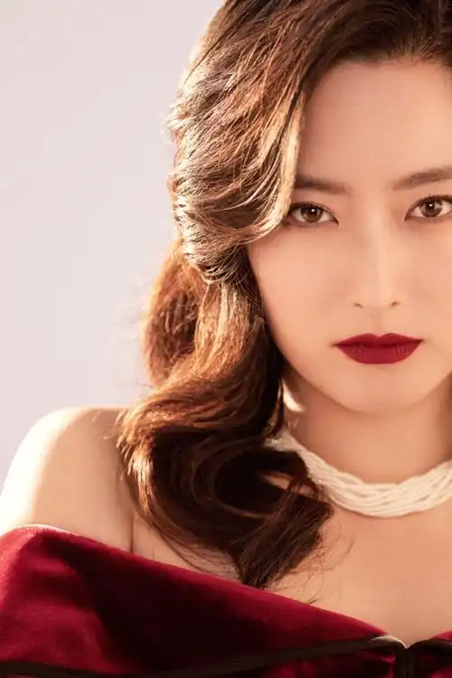 连衣裙的徐百慧,大方秀出精致锁骨和性感美肩,高贵冷艳的气质显露无遗