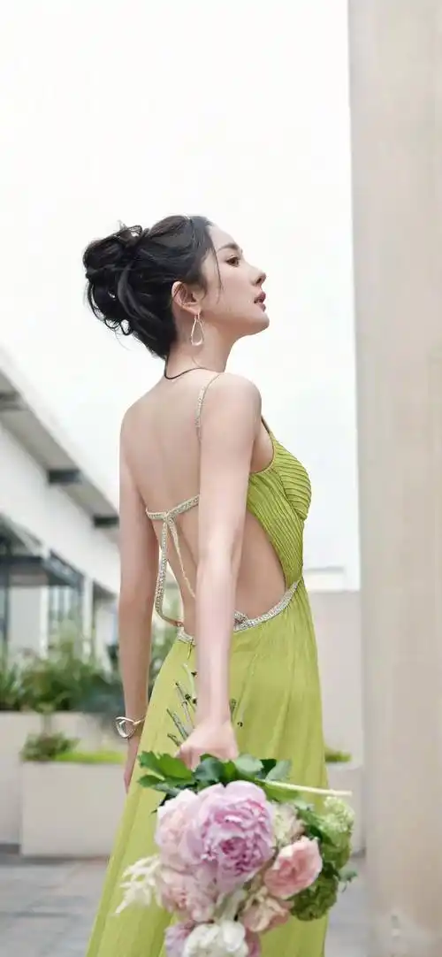 杨幂"小树挂大果"身材,真是极品,性感火辣,酥胸小蛮腰,蜜桃臀引人注目