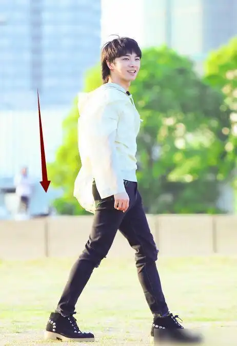 许久不见的华晨宇又瘦了,穿"炭笔裤"大秀长腿,这腿围真实存在