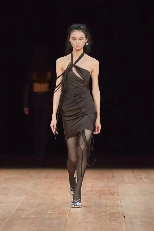 贺聪时装周走秀,自带的清冷气质,无以伦比的独特美貌!