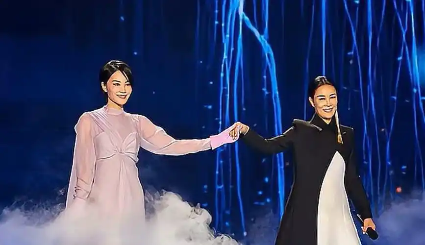 那英王菲《相约九八》,98年春晚歌曲,一个雄浑稳健一个空灵缥缈