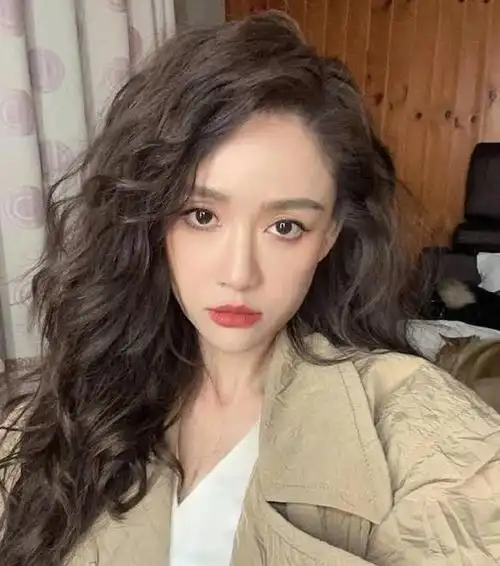 陈乔恩港风红唇自拍,大波浪卷发范儿十足