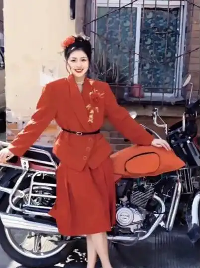 老照片上海1位女士的留影90年代一盛装打扮的新娘和其嫁妆