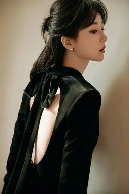 杨紫黑色丝绒露背西装##杨紫露背装
