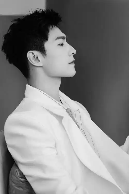 杨洋灰色外套机场出镜,寸头造型帅气有型,网友模仿不断!